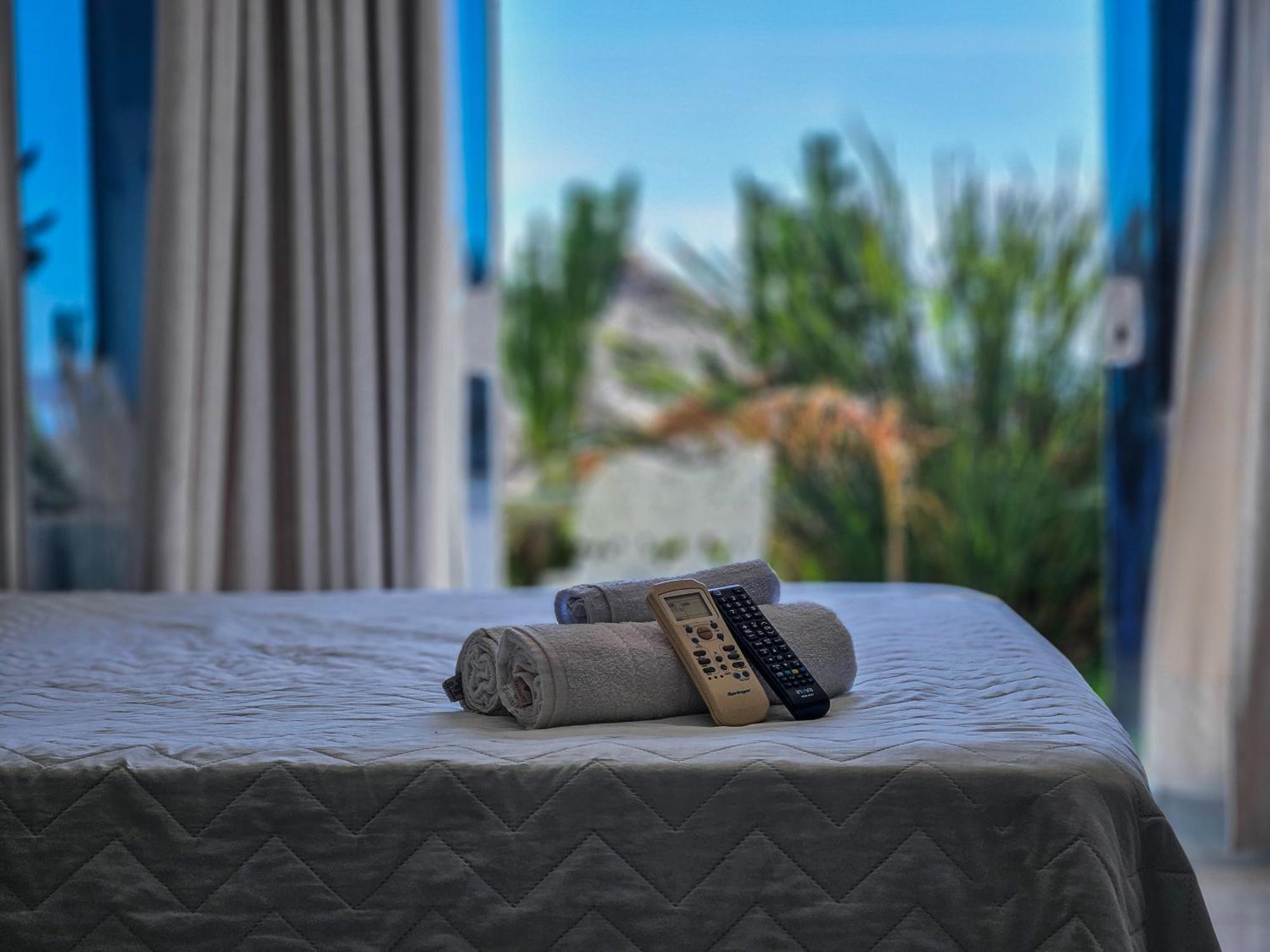 Bella Vista Ocean View Hotell Búzios Eksteriør bilde A bed with a remote control and a towel